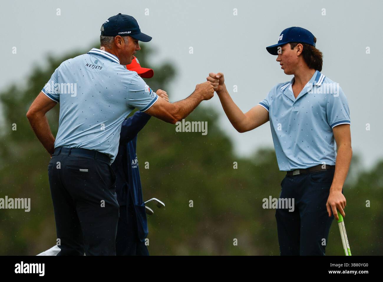 16 décembre 2023 : Matt Kuchar et son fils Cameron Kuchar se cognent après le 18e trou lors de la première manche du tournoi de golf du championnat PNC au Ritz-Carlton Golf Club à Orlando, en Floride. Darren Lee/CSM (image de crédit : Banque D'Images