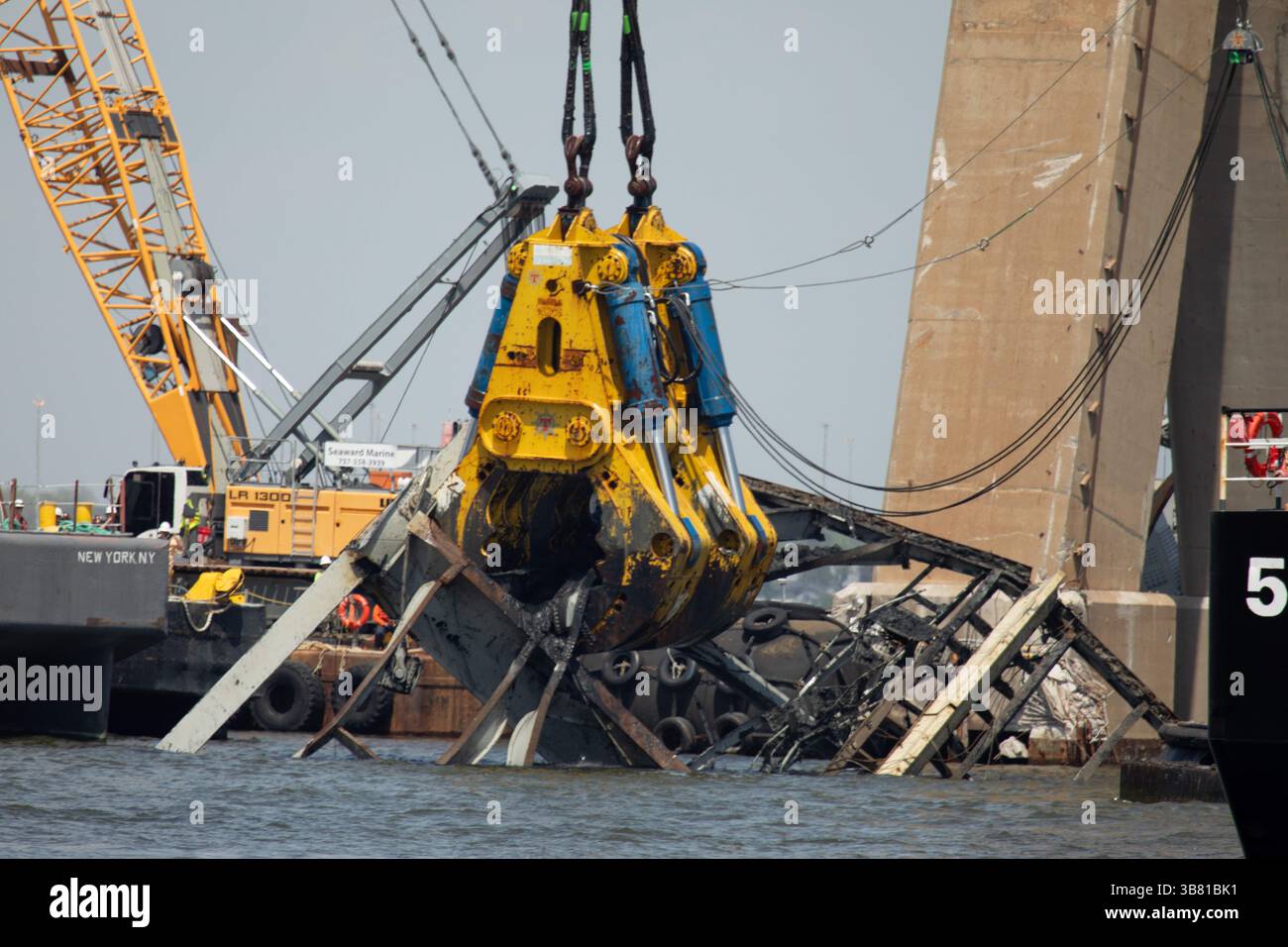 Le 29 avril 2024, Dundalk, MD, États-Unis d'Amérique : les équipes de sauvetage utilisent la griffe hydraulique de récupération HSWC500-1000 attachée au gros navire-grue à jambe de force Chesapeake 1000 alors que les travaux se poursuivent pour nettoyer l'épave du pont Francis Scott Key, effondré, le 29 avril 2024, près de Dundalk, Maryland. Le pont a été heurté par le porte-conteneurs de 984 pieds MV Dali le 26 mars et s'est effondré tuant six travailleurs. (Crédit image : © Christopher Rosario/Armée américaine/planète Pix via ZUMA Press Wire) Banque D'Images