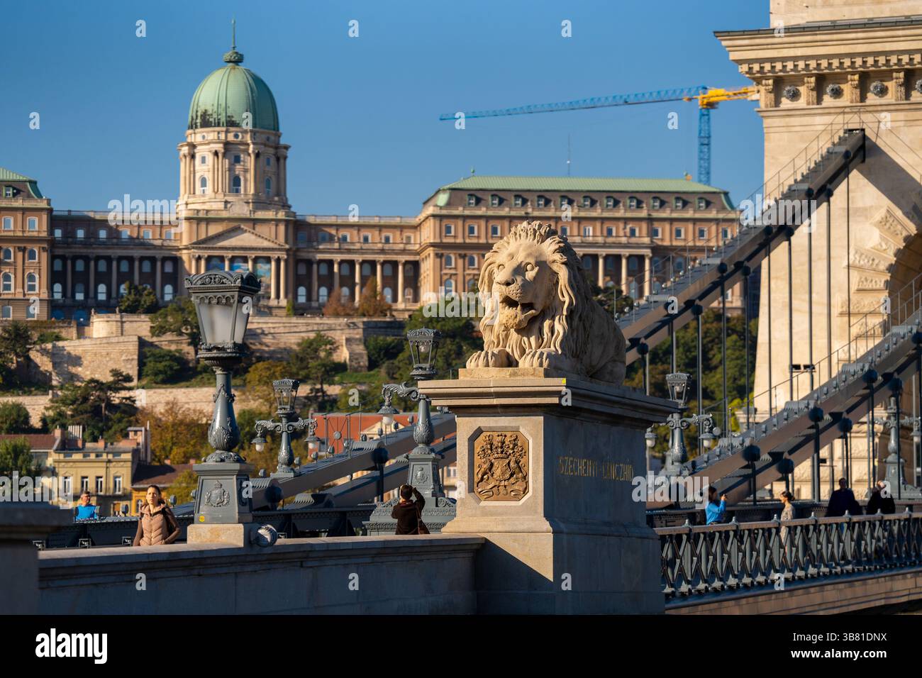 Budapest, Hongrie - 22 septembre 2024 : Château de Buda et Pont des chaînes - icônes de Budapest Banque D'Images
