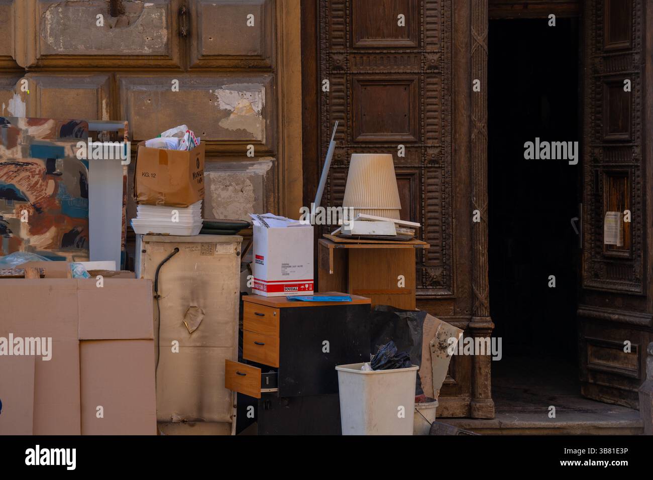 Budapest, Hongrie - 8 mars 2024 : déchets encombrants dans les rues de Budapest - meubles et appareils mis au rebut encombrent les trottoirs Banque D'Images