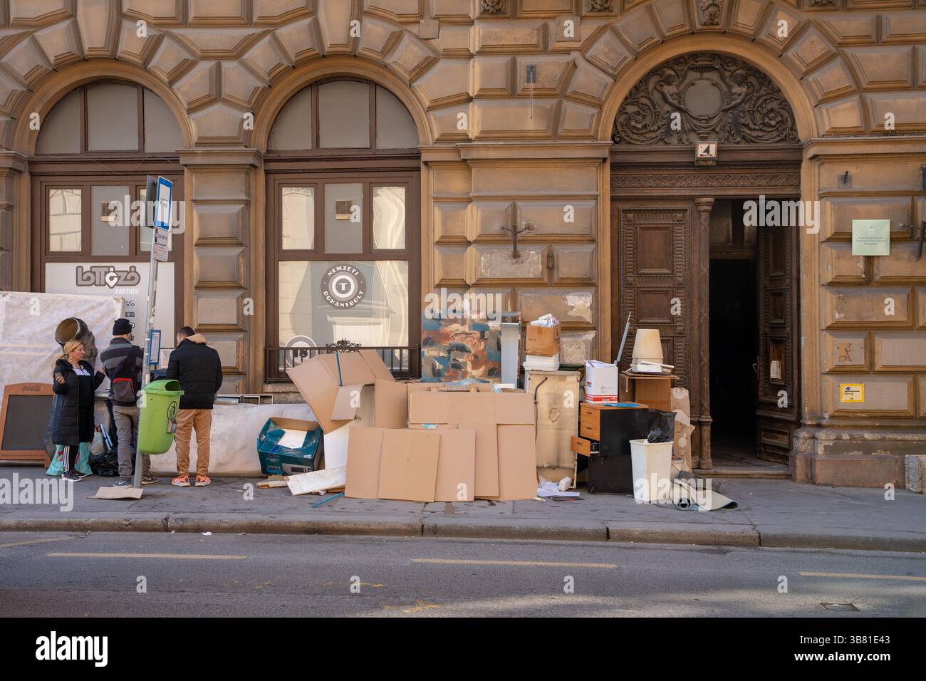Budapest, Hongrie - 8 mars 2024 : déchets encombrants dans les rues de Budapest - meubles et appareils mis au rebut encombrent les trottoirs Banque D'Images