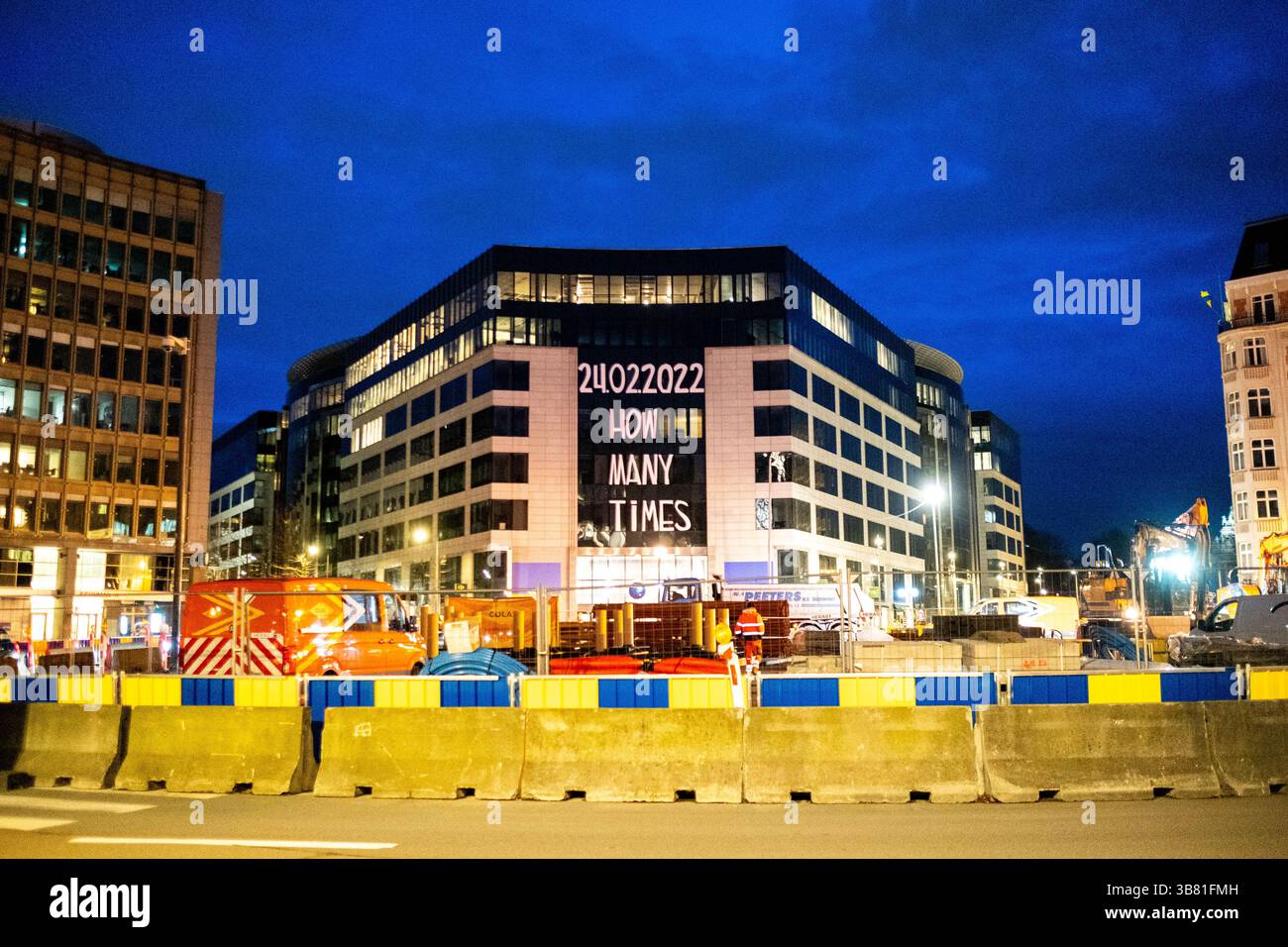 Bâtiment avec une inscription pour marquer trois ans depuis le début de la guerre russe d'agression contre l'Ukraine lors de la réunion d'affaires étrangères Banque D'Images