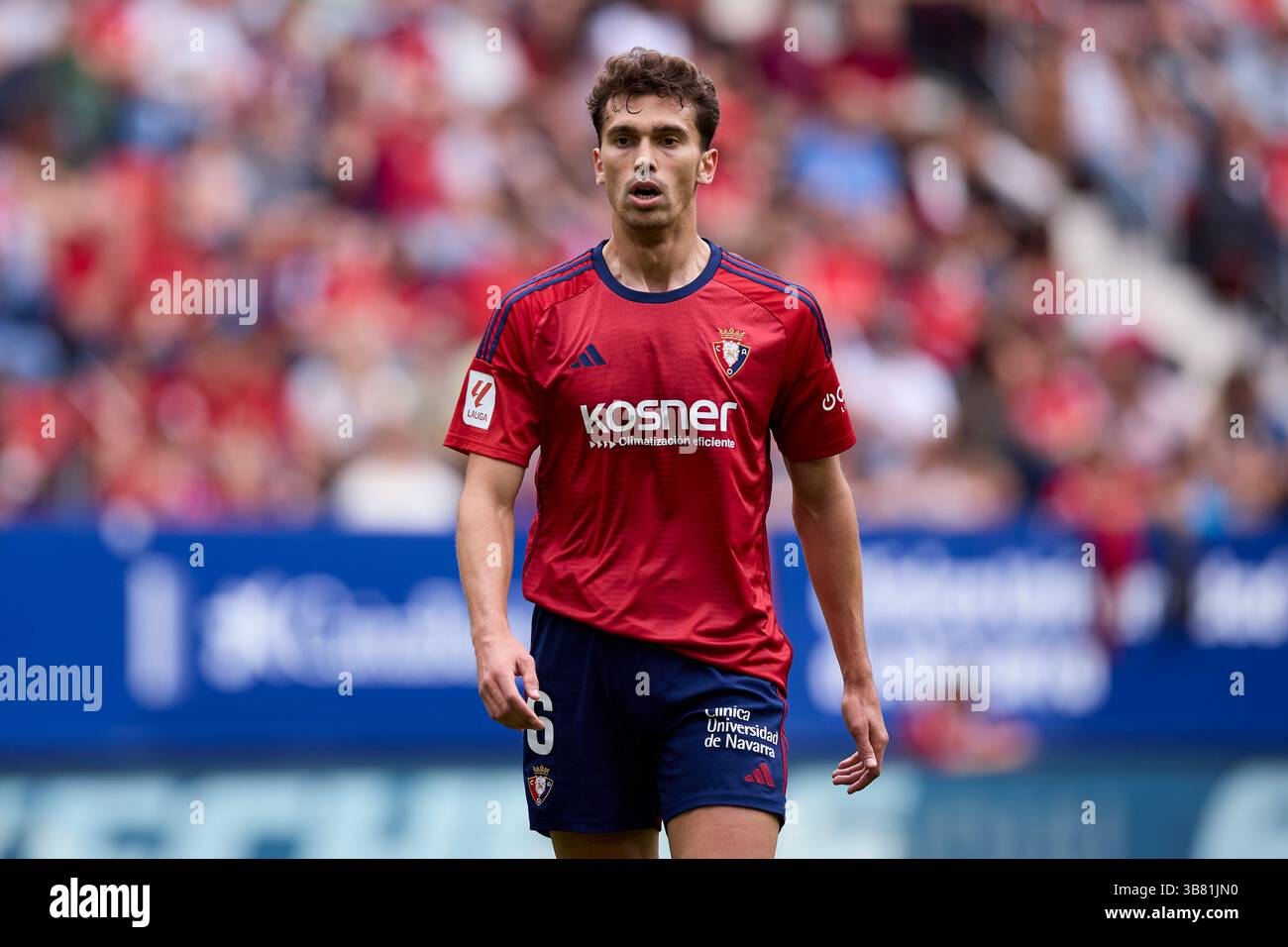 5 mai 2024, Pampelune, Navarre, ESPAGNE : Lucas Torro de CA Osasuna regarde le match LaLiga EA Sports entre CA Osasuna et Real Betis Balompie à El Sadar le 5 mai 2024, à Pampelune, Espagne. (Crédit image : © Ricardo Larreina/AFP7 via ZUMA Press Wire) Banque D'Images