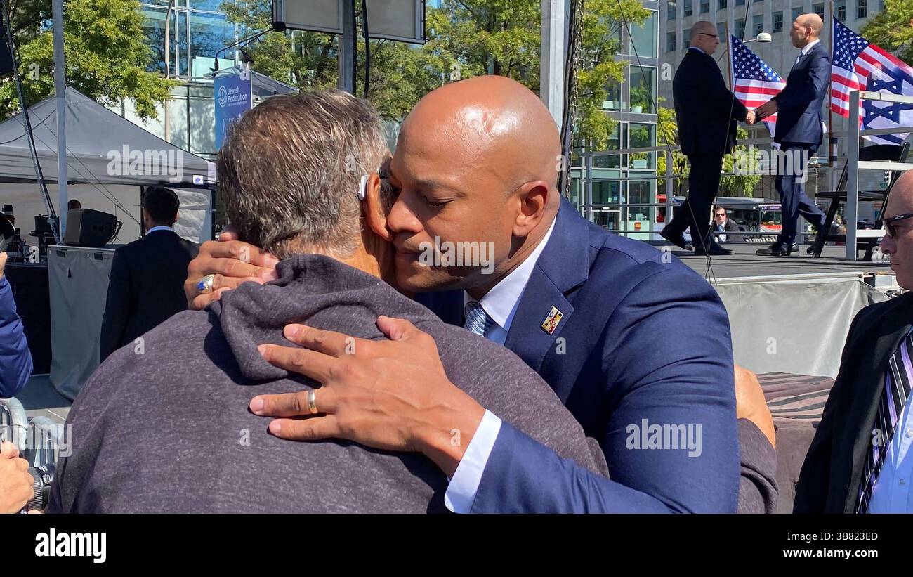 14 octobre 2023 : le gouverneur du Maryland, Wes Moore, à droite, embrasse Norman Goldstein de Silver Spring, Md., après s'être adressé à des centaines de personnes lors d'un rassemblement avec Israël à Washington, DC, le 13 octobre 2023. Le petit-neveu de Goldstein, Hersh Goldberg-Polin, 23 ans, est l'un des Américains soupçonnés d'être un otage après l'attaque du Hamas contre Israël. (Crédit image : © Sam Janesch/Baltimore Sun via ZUMA Press Wire) Banque D'Images