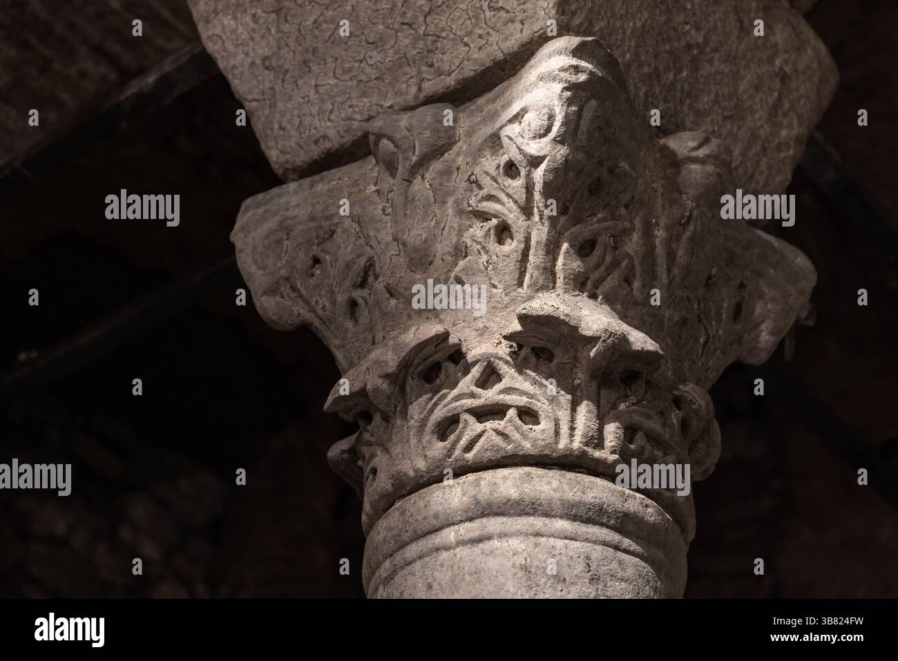 Vue détaillée d'une colonne de pierre sculptée présentant une ornementation architecturale historique exquise. Détails intérieurs d'un ancien ciste de l'eau Banque D'Images