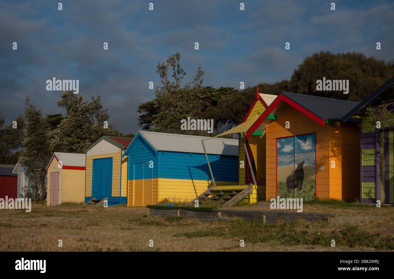 Cabanes de plage multicolores à Dromana Victoria, Australie. Banque D'Images