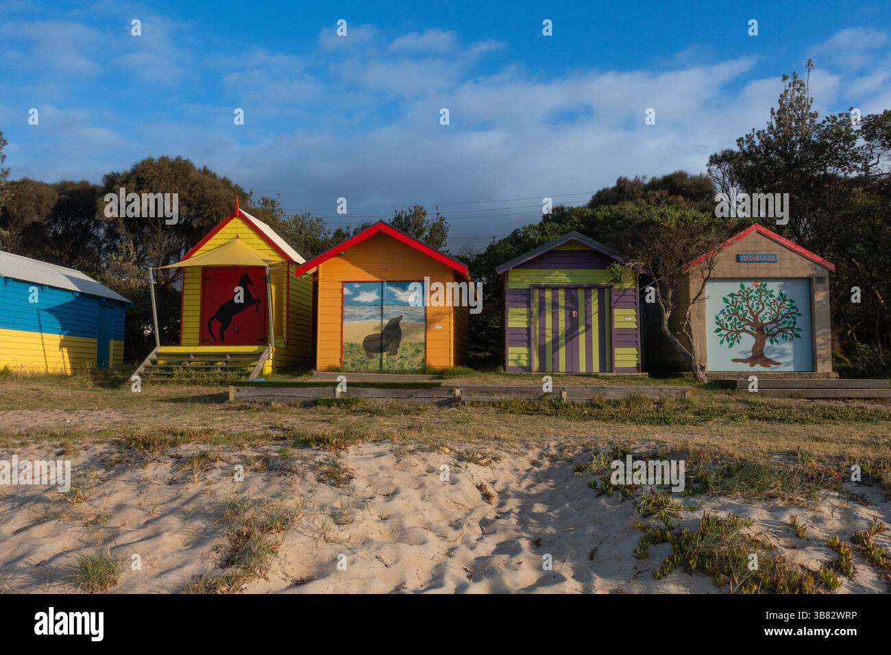 Cabanes de plage multicolores à Dromana Victoria, Australie. Banque D'Images