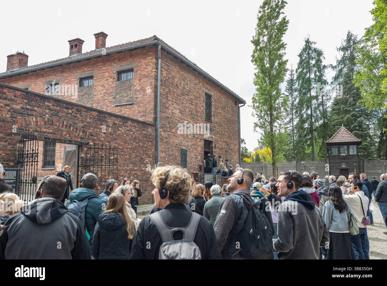 (250507) -- CRACOVIE, 7 mai 2025 (Xinhua) -- des gens visitent l'ancien site du camp allemand de concentration et d'extermination nazi d'Auschwitz Birkenau, dans le sud de la Pologne, le 6 mai 2025. Le camp allemand de concentration et d'extermination nazi d'Auschwitz Birkenau a été créé par les nazis allemands en 1940, dans la banlieue de la ville polonaise d'Oswiecim, à 300 km de la capitale Varsovie. Comprenant plus de 40 camps et sous-camps, il était le plus grand des plus de 1 000 camps de concentration construits par le troisième Reich pendant la seconde Guerre mondiale. Au moins 1,1 millions de personnes y ont été tuées. Le camp était libe Banque D'Images