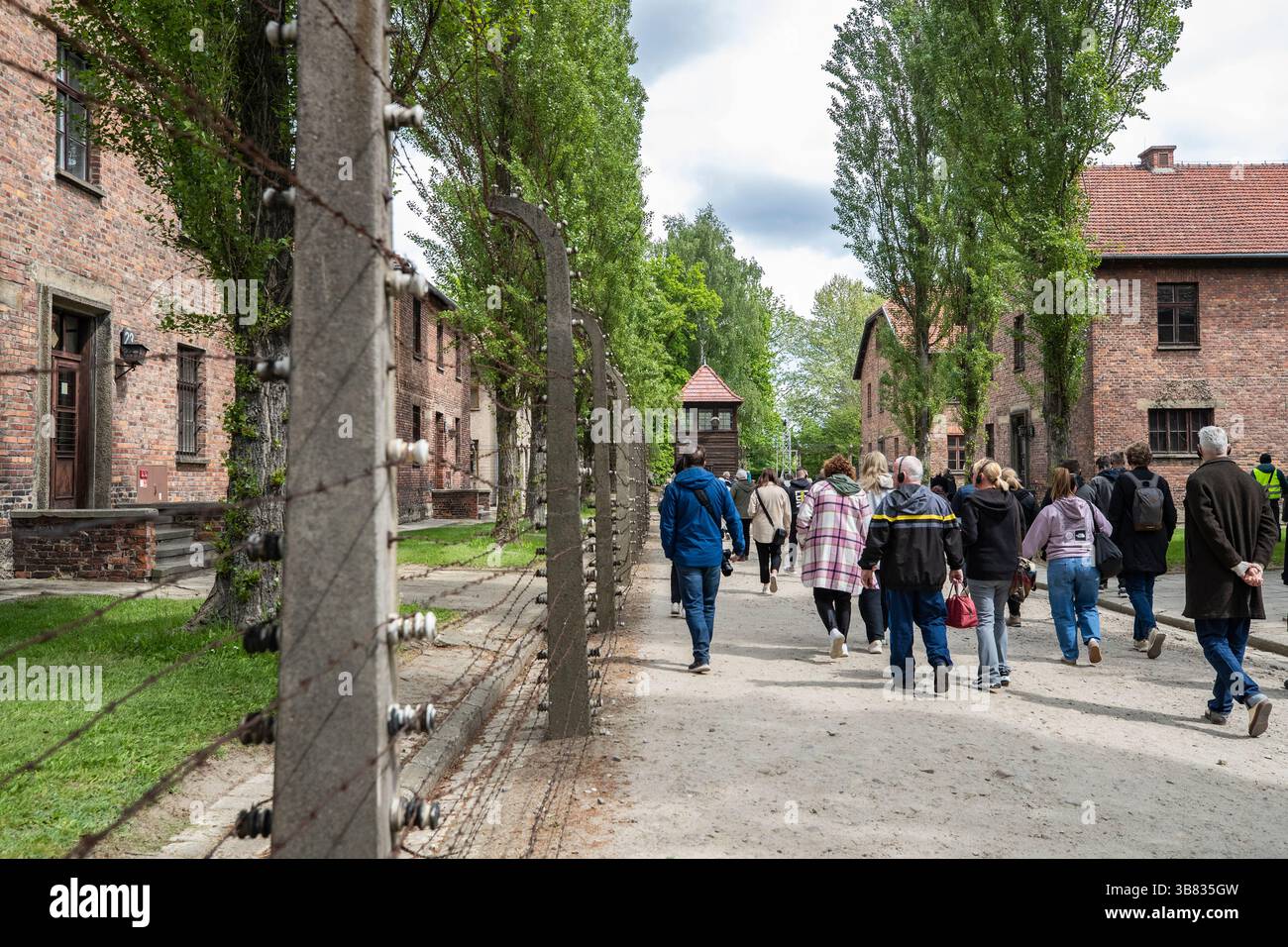 (250507) -- CRACOVIE, 7 mai 2025 (Xinhua) -- des gens visitent l'ancien site du camp allemand de concentration et d'extermination nazi d'Auschwitz Birkenau, dans le sud de la Pologne, le 6 mai 2025. Le camp allemand de concentration et d'extermination nazi d'Auschwitz Birkenau a été créé par les nazis allemands en 1940, dans la banlieue de la ville polonaise d'Oswiecim, à 300 km de la capitale Varsovie. Comprenant plus de 40 camps et sous-camps, il était le plus grand des plus de 1 000 camps de concentration construits par le troisième Reich pendant la seconde Guerre mondiale. Au moins 1,1 millions de personnes y ont été tuées. Le camp était libe Banque D'Images