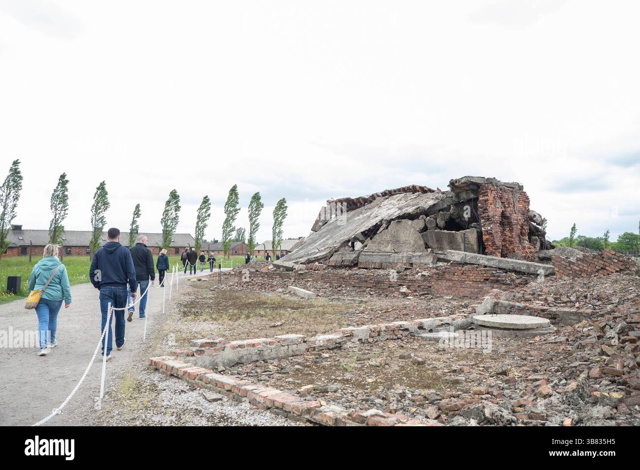 (250507) -- CRACOVIE, 7 mai 2025 (Xinhua) -- des gens visitent l'ancien site du camp allemand de concentration et d'extermination nazi d'Auschwitz Birkenau, dans le sud de la Pologne, le 6 mai 2025. Le camp allemand de concentration et d'extermination nazi d'Auschwitz Birkenau a été créé par les nazis allemands en 1940, dans la banlieue de la ville polonaise d'Oswiecim, à 300 km de la capitale Varsovie. Comprenant plus de 40 camps et sous-camps, il était le plus grand des plus de 1 000 camps de concentration construits par le troisième Reich pendant la seconde Guerre mondiale. Au moins 1,1 millions de personnes y ont été tuées. Le camp était libe Banque D'Images