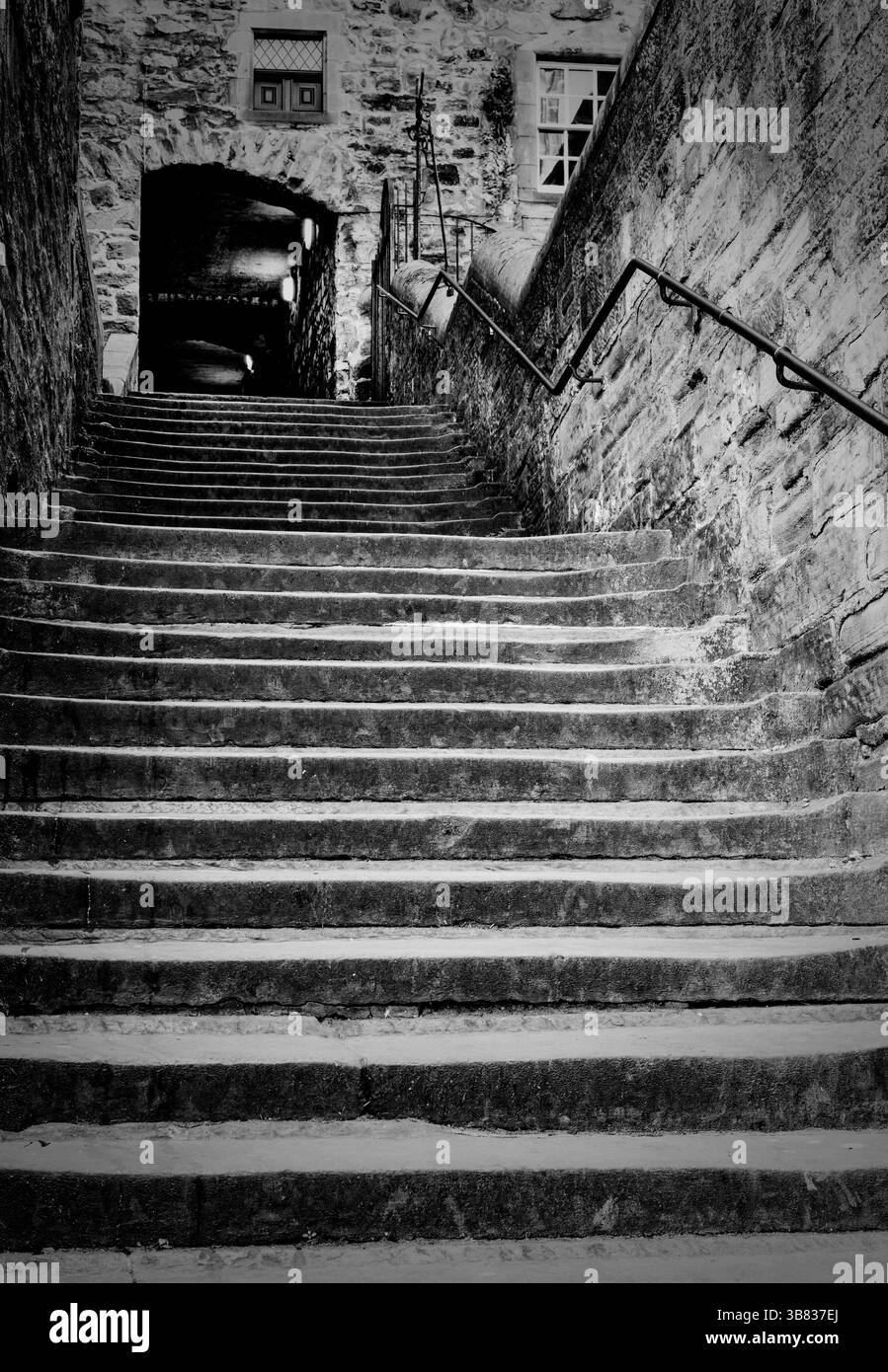 Un passage ombragé au large du Royal Mile à Édimbourg, en Écosse Banque D'Images