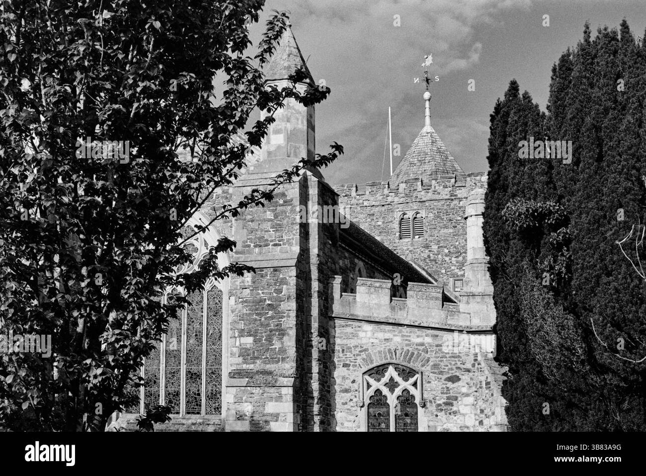 Extérieur de l'église St Mary à Rye, East Sussex, Angleterre, en monochrome Banque D'Images