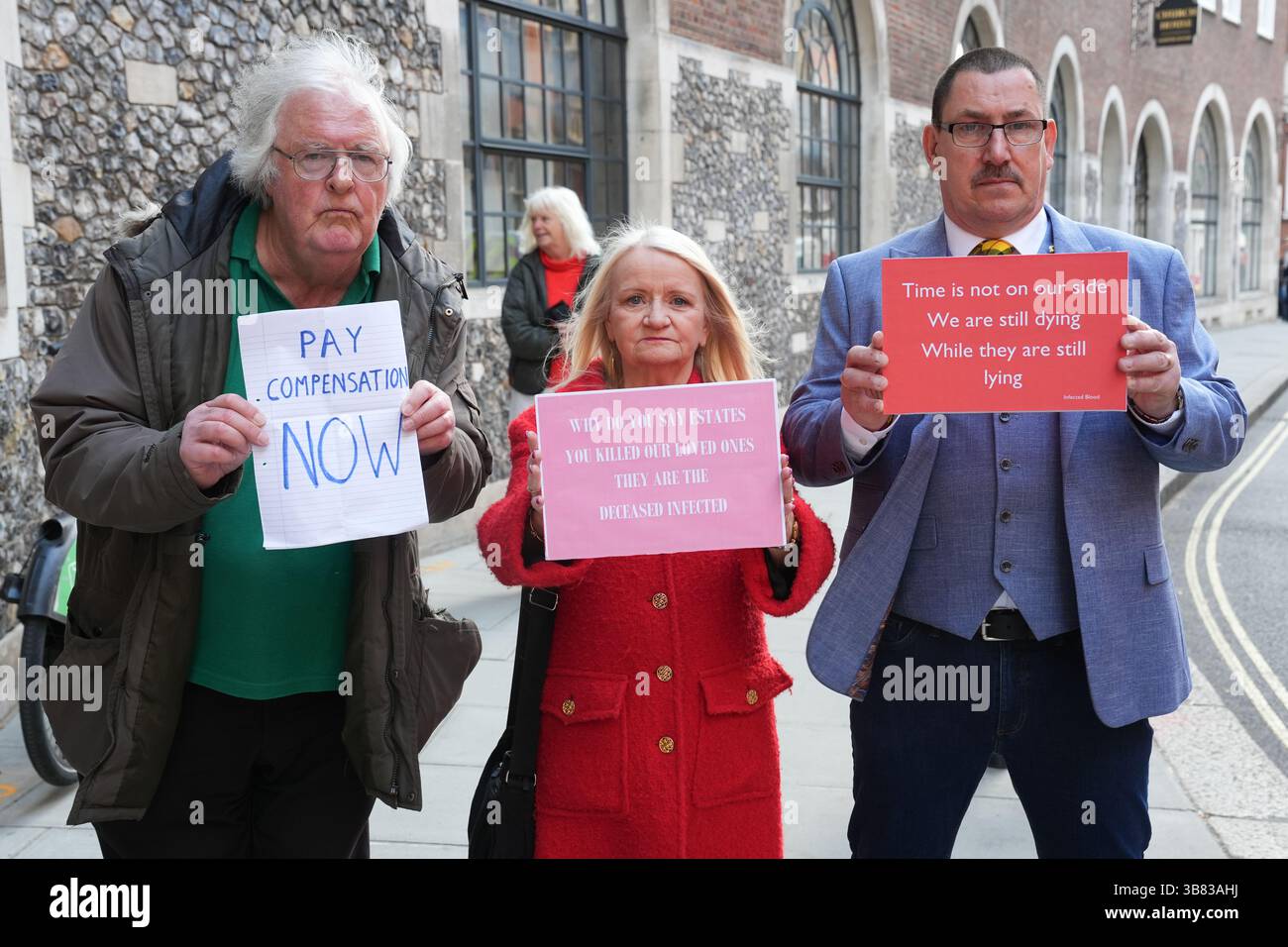 Manifestants devant l'enquête sur le sang infecté à Church House, à Westminster, Londres, qui entend des témoignages sur la rapidité et l'adéquation de la réponse du gouvernement à l'indemnisation. Date de la photo : mercredi 7 mai 2025. Banque D'Images