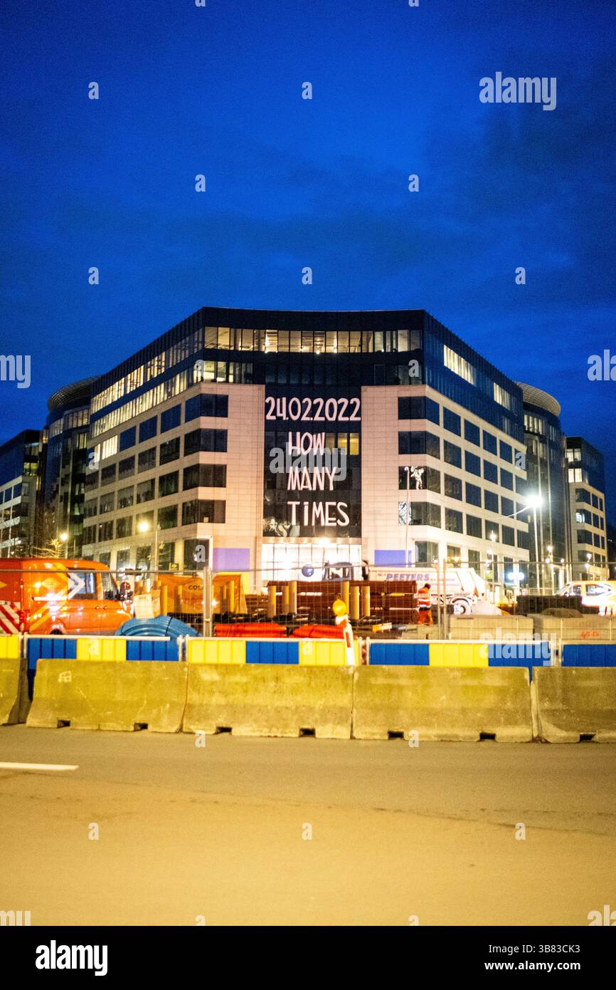 Bâtiment avec une inscription pour marquer trois ans depuis le début de la guerre russe d'agression contre l'Ukraine lors de la réunion d'affaires étrangères Banque D'Images