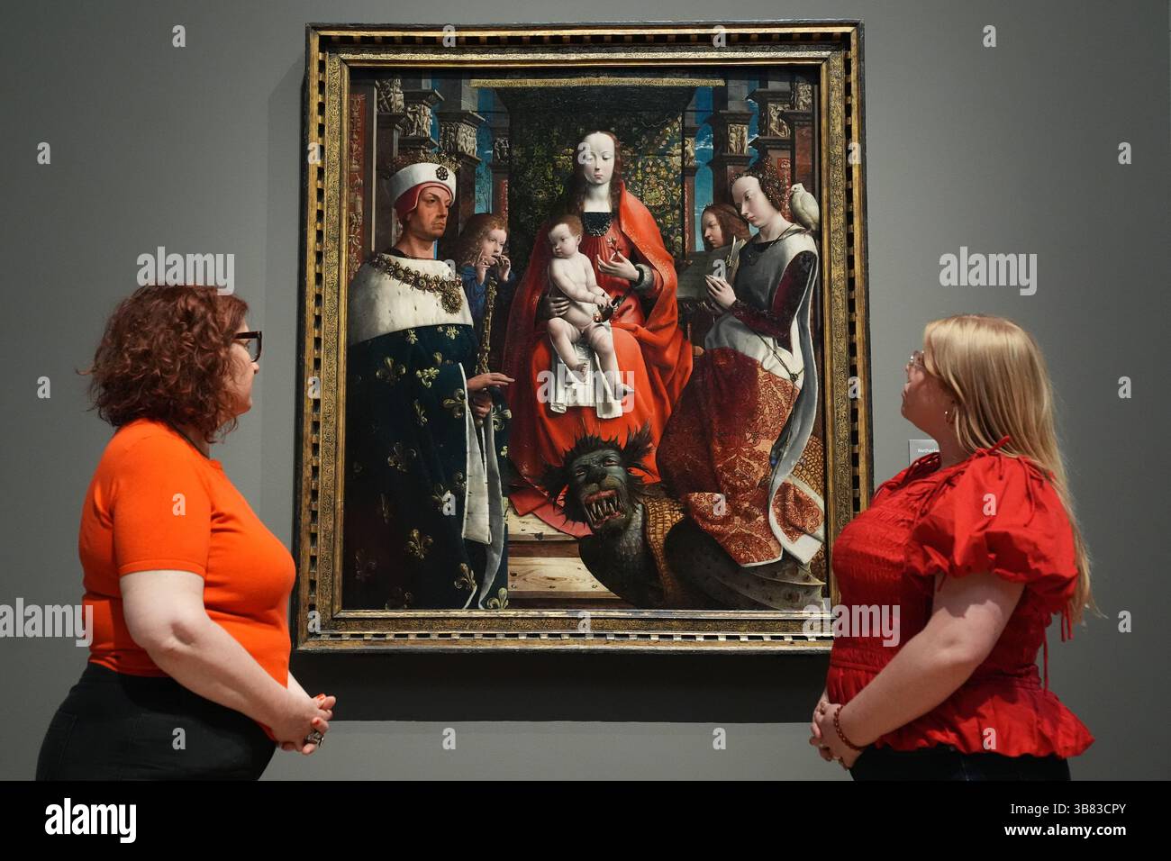 Les gens regardent « la Vierge à l'enfant avec les saints Louis et Margaret » en avant-première de l'exposition CC Land : The Wonder of Art dans l'aile rénovée Sainsbury de la National Gallery de Londres, qui rouvre après deux ans de rénovation. Les modifications apportées à l'aile Sainsbury de la galerie comprennent une nouvelle entrée, des boutiques, des cafés, des fenêtres éclairées et un nouveau domaine public reliant l'espace à Trafalgar Square. À l'intérieur des galeries, la collection a été réaffichée, avec plus de 1 000 œuvres d'art retraçant le développement de la peinture dans la tradition de l'Europe occidentale du 13 au Banque D'Images