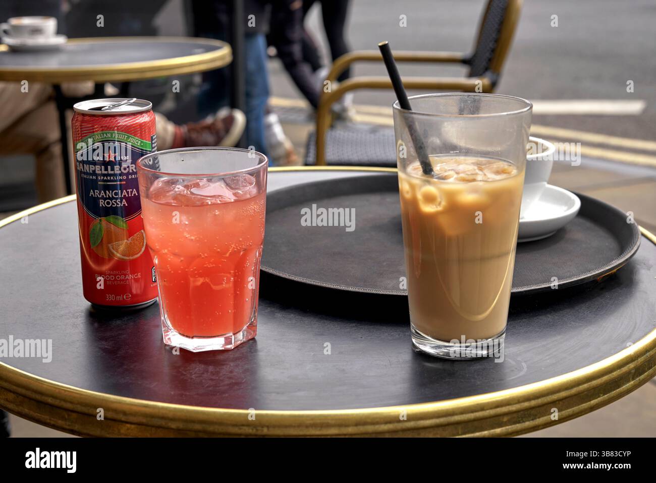 Boissons rafraîchissantes de café glacé et de fruits mélangés sur la table extérieure d'un café de trottoir. Angleterre, Royaume-Uni Banque D'Images