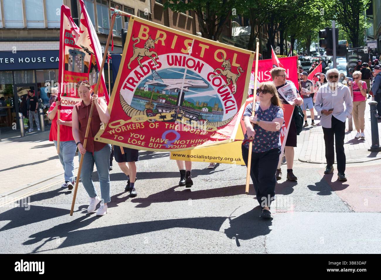 Les syndicalistes marchent le 1er mai à Bristol Royaume-Uni. célébration des droits des travailleurs Banque D'Images