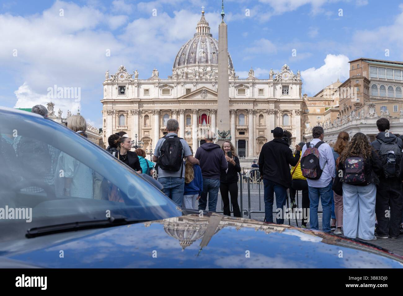 Rome, Italie. 07 mai 2025. Touristes et fidèles près de la place Pierre à Rome en attendant le début du Conclave crédit : Agence photo indépendante/Alamy Live News Banque D'Images