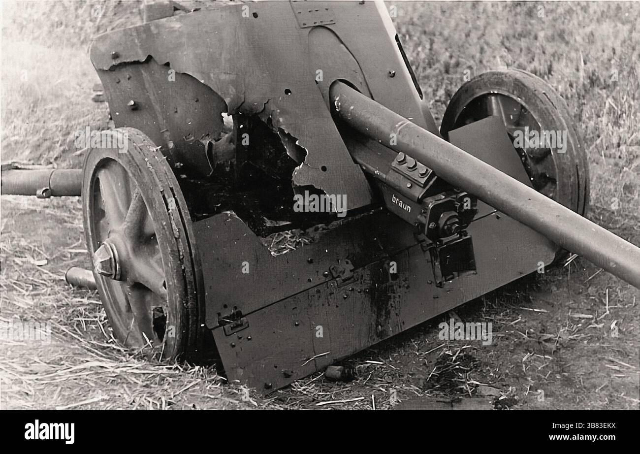 Pak38 5cm A - T Gun a pris un coup direct Russie 1941 - document historique, photographe inconnu Banque D'Images