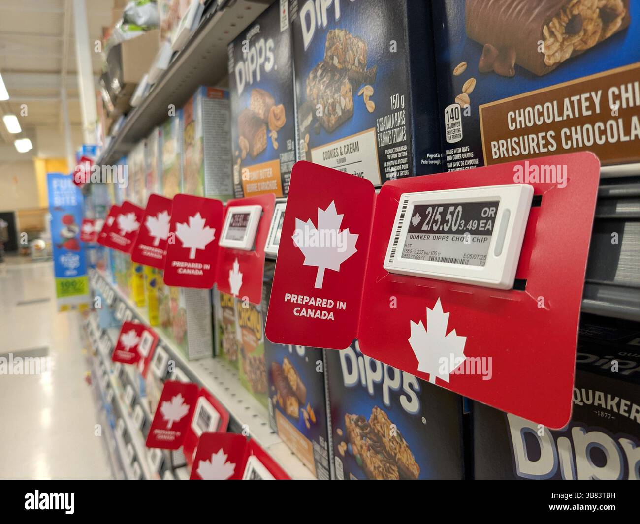 Étiquettes « préparé au Canada » sur les marchandises en réponse aux tarifs douaniers et aux citations de l'administration Trump dans une épicerie en Ontario. Banque D'Images