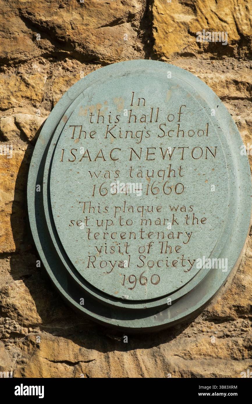 Plaque à Sir Isaac Newton sur la Kings School où il a enseigné de 1654 à 1660. Sur la visite tricentenaire de la Royal Society en 1960.Grantham, Linc Banque D'Images