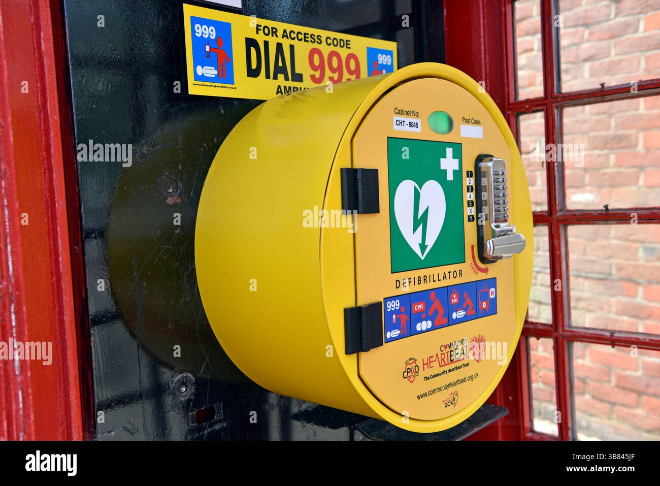 Cabine téléphonique britannique rouge traditionnelle qui abrite désormais un défibrillateur à Petersfield, Hampshire, Royaume-Uni Banque D'Images