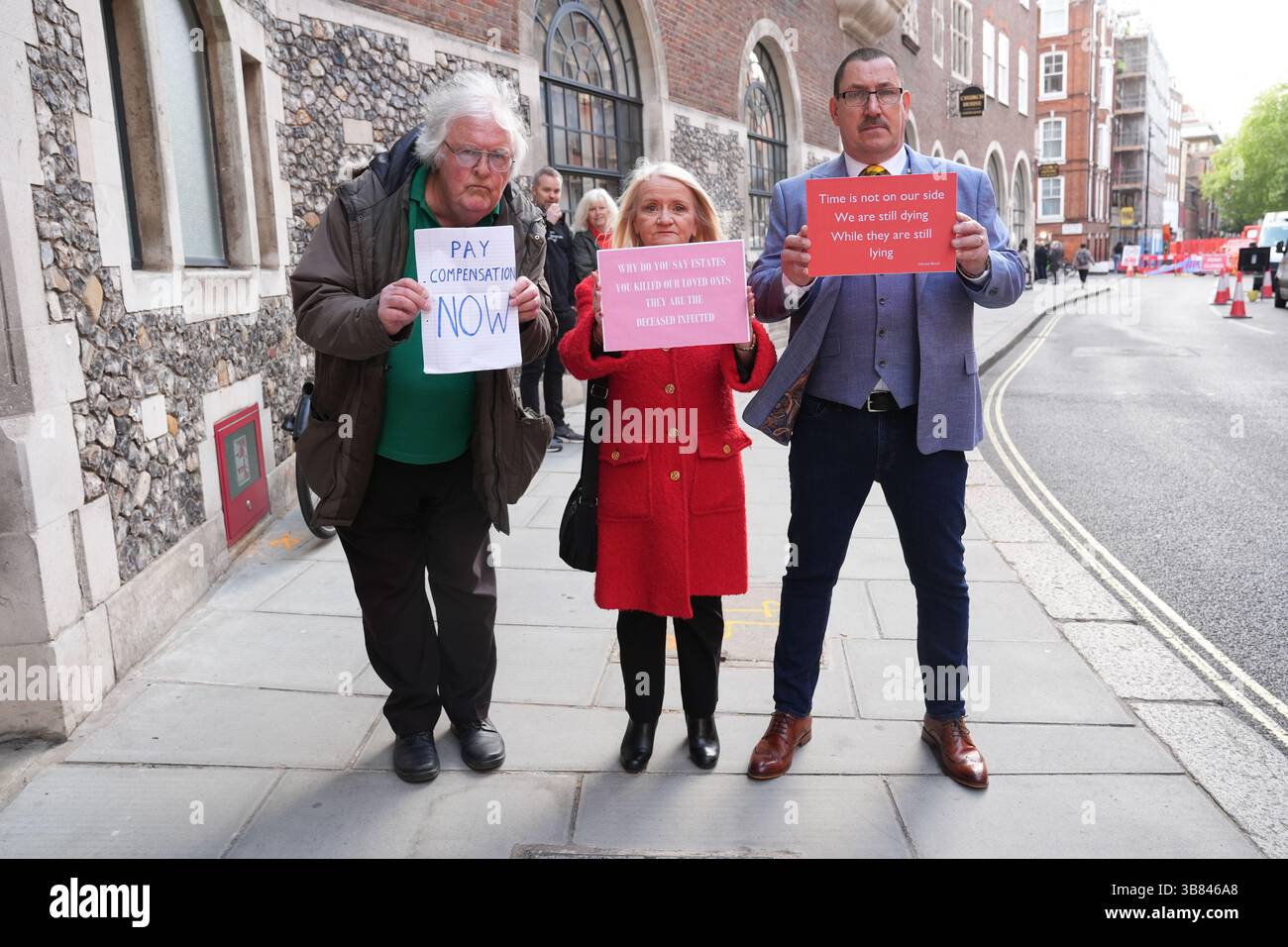 Manifestants devant l'enquête sur le sang infecté à Church House, à Westminster, Londres, qui entend des témoignages sur la rapidité et l'adéquation de la réponse du gouvernement à l'indemnisation. Date de la photo : mercredi 7 mai 2025. Banque D'Images