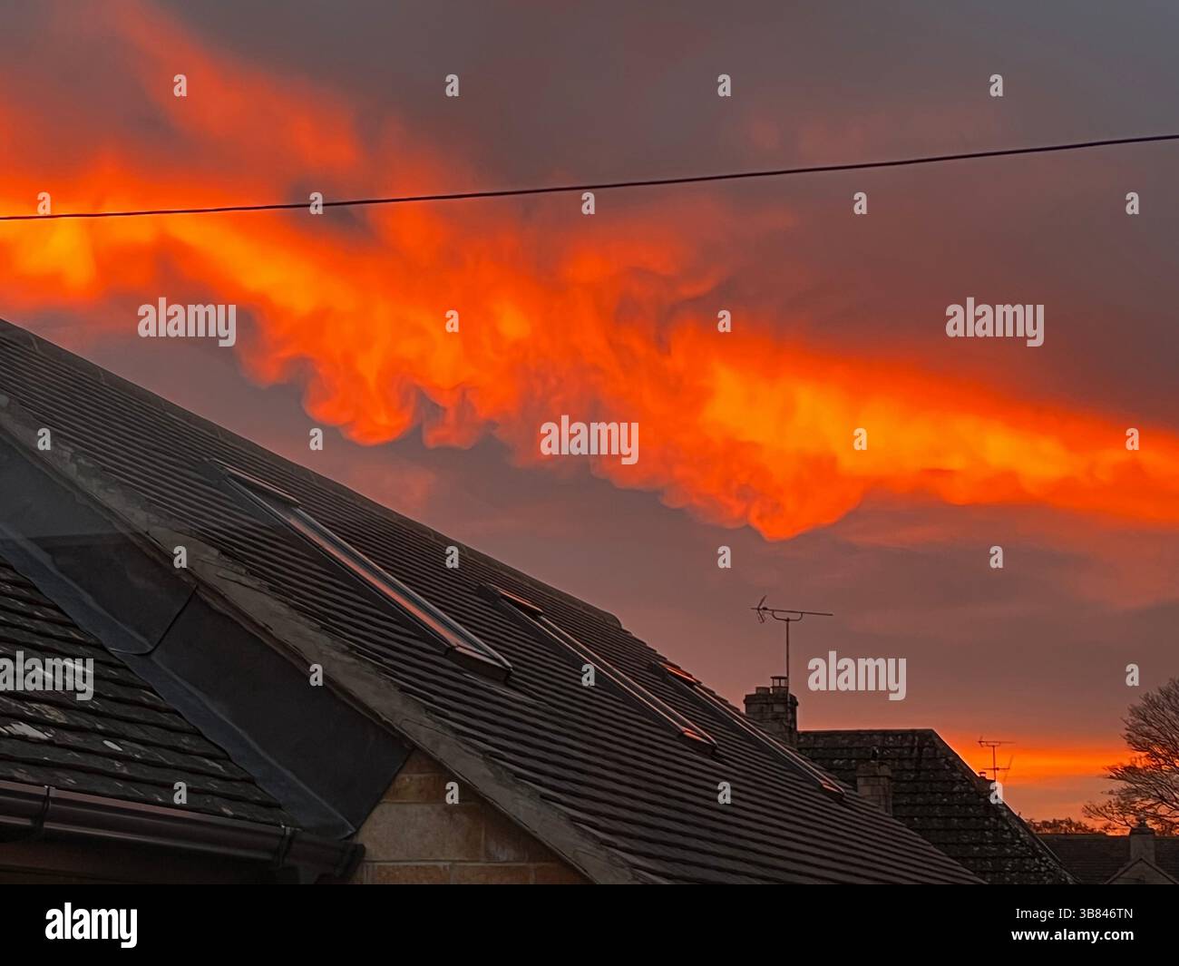 Photographie prise d'un phénix dans le ciel. Belle formation de nuages dans la soirée sur les toits de Somerford Keynes dans les Cotswolds. Banque D'Images