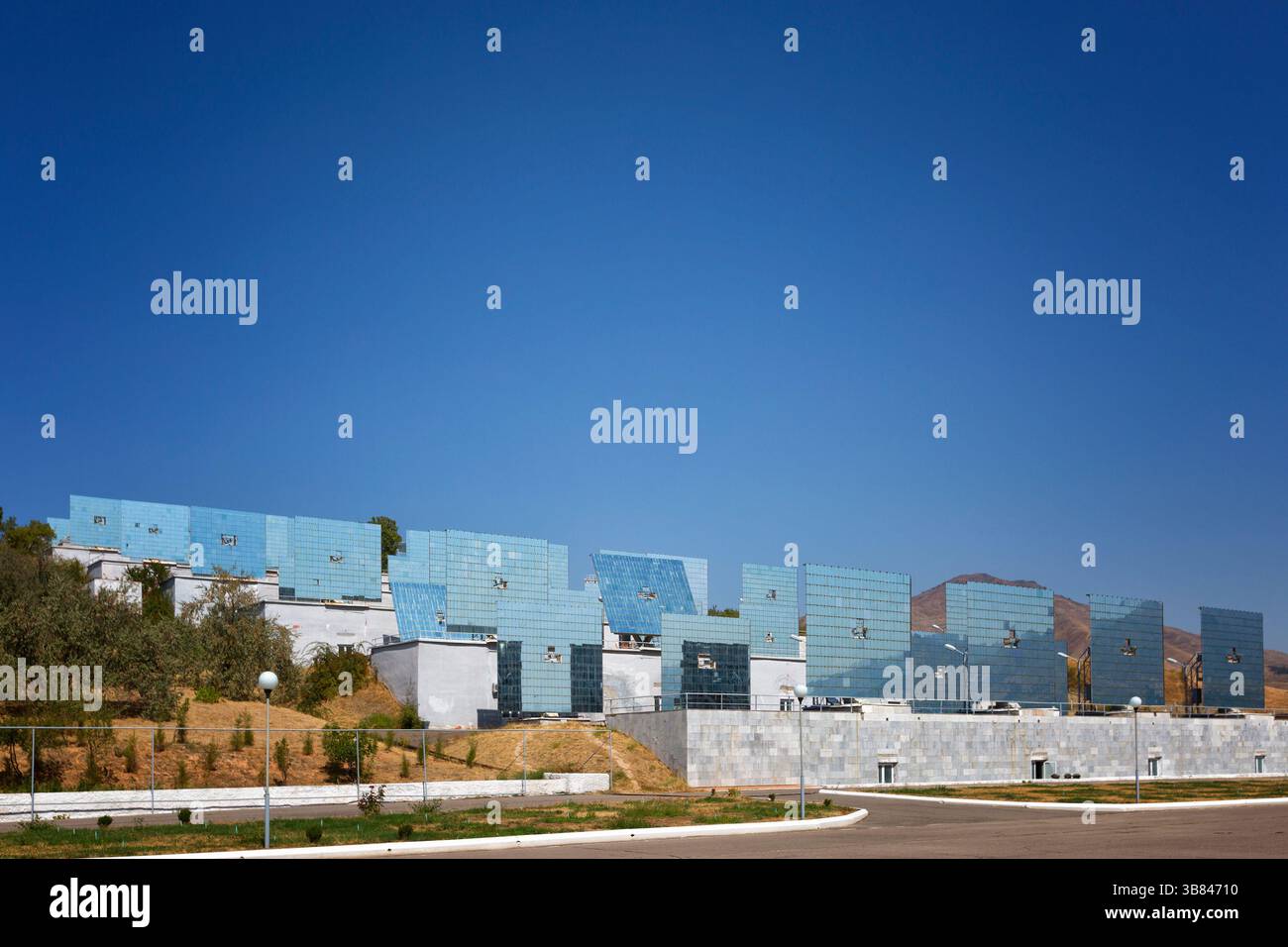 Four solaire (Sun Institute), deuxième plus grand au monde. Vue du concentrateur de soleil géant sur la montagne et les héliostats Banque D'Images