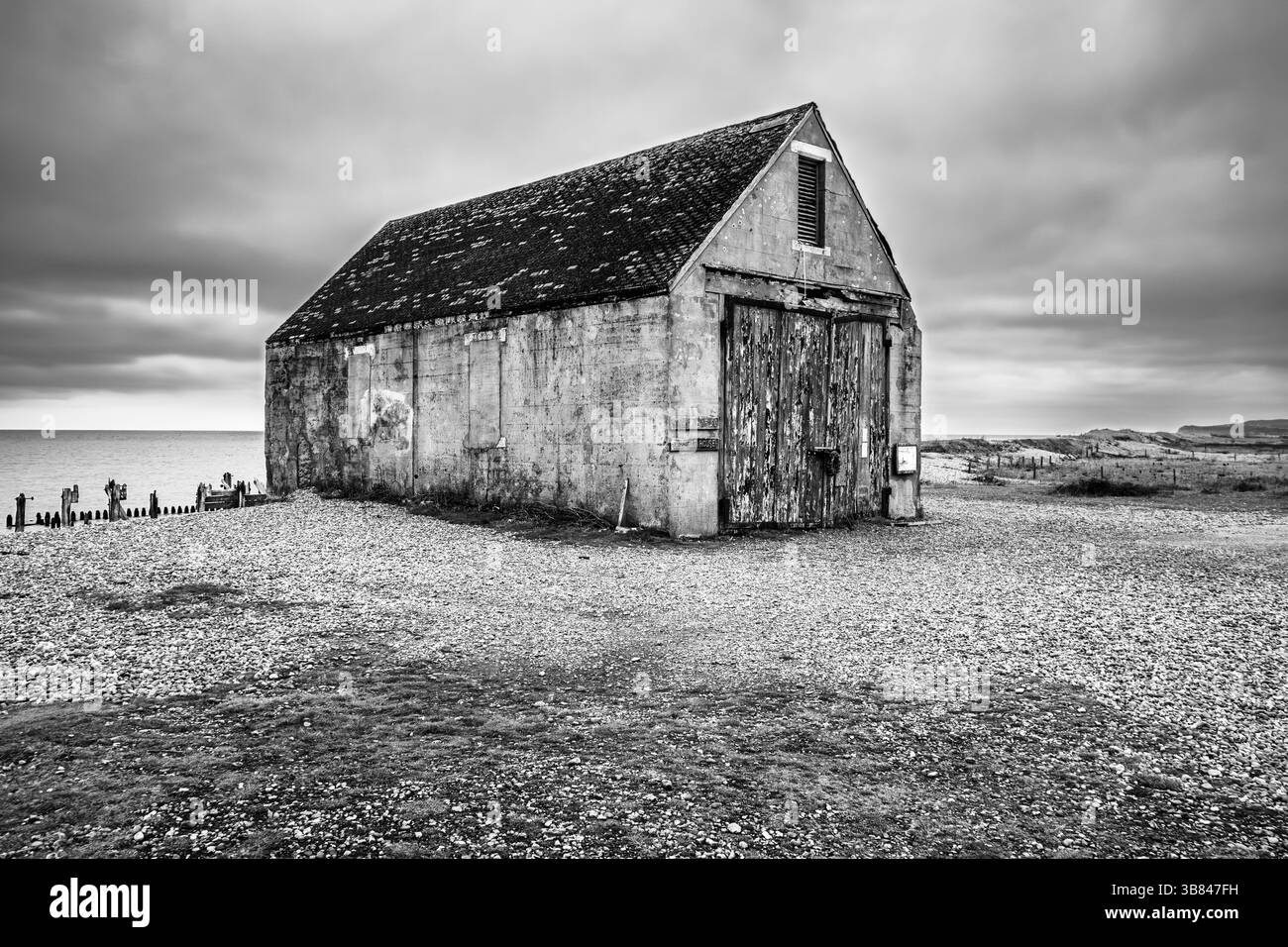 La maison abandonnée du bateau de sauvetage Mary Stanford dans la réserve naturelle de Rye Harbour, Winchelsea, représentée dans un ton noir et blanc très contrasté Banque D'Images
