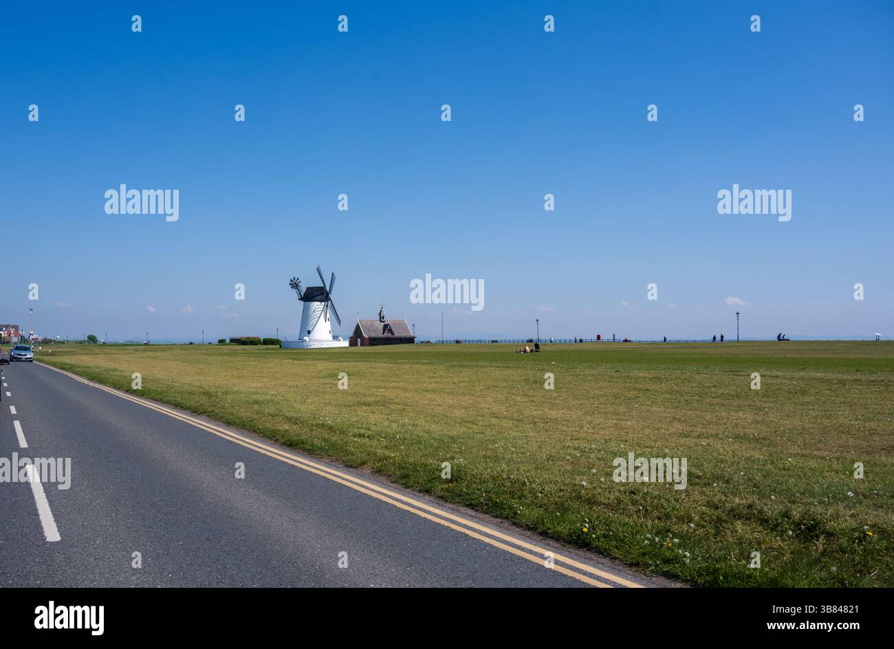 Lytham Windmill est situé sur Lytham Green à côté de l'ancien bâtiment RNLI Lifeboat dans la ville côtière de Lytham St Annes, Lancashire, Angleterre. Banque D'Images