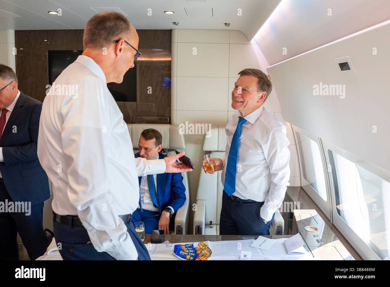 Berlin, Deutschland. 07 mai 2025. Johann Wadephul (CDU), ministre fédéral des Affaires étrangères, et Friedrich Merz (CDU), chancelier fédéral, à bord d'un Airbus A350 sur le vol à destination de Paris. Berlin, le 7 mai 2025. Photographié pour le compte du ministère fédéral des Affaires étrangères crédit : dpa/Alamy Live News Banque D'Images