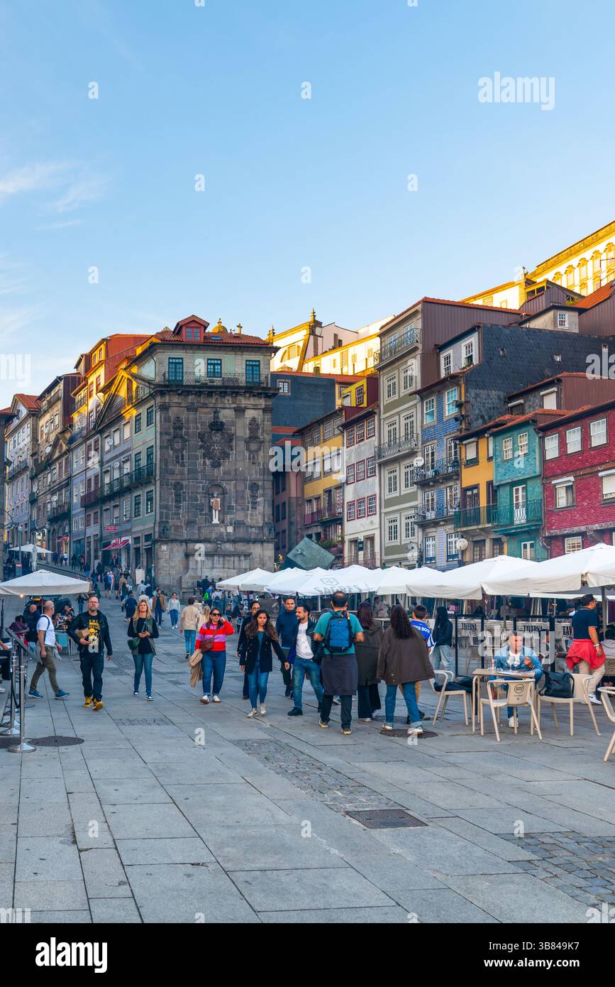 Porto, Portugal - 1 novembre 2024 : la place Ribeira (portugais : Praça da Ribeira) est une place de la ville incluse dans le centre historique de la ville, Banque D'Images
