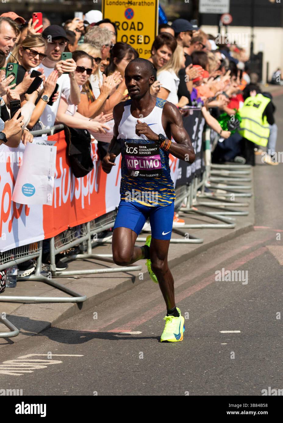 Jacob kiplimo, médaillé de bronze olympique de 2020 et détenteur du record du monde du semi-marathon, se dirige vers la deuxième place du marathon de Londres de 2025 Banque D'Images