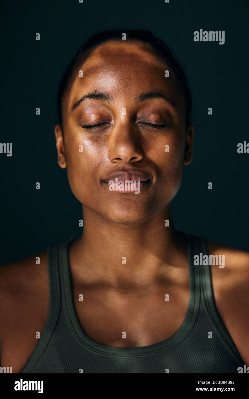 Belle femme avec les yeux fermés Banque D'Images