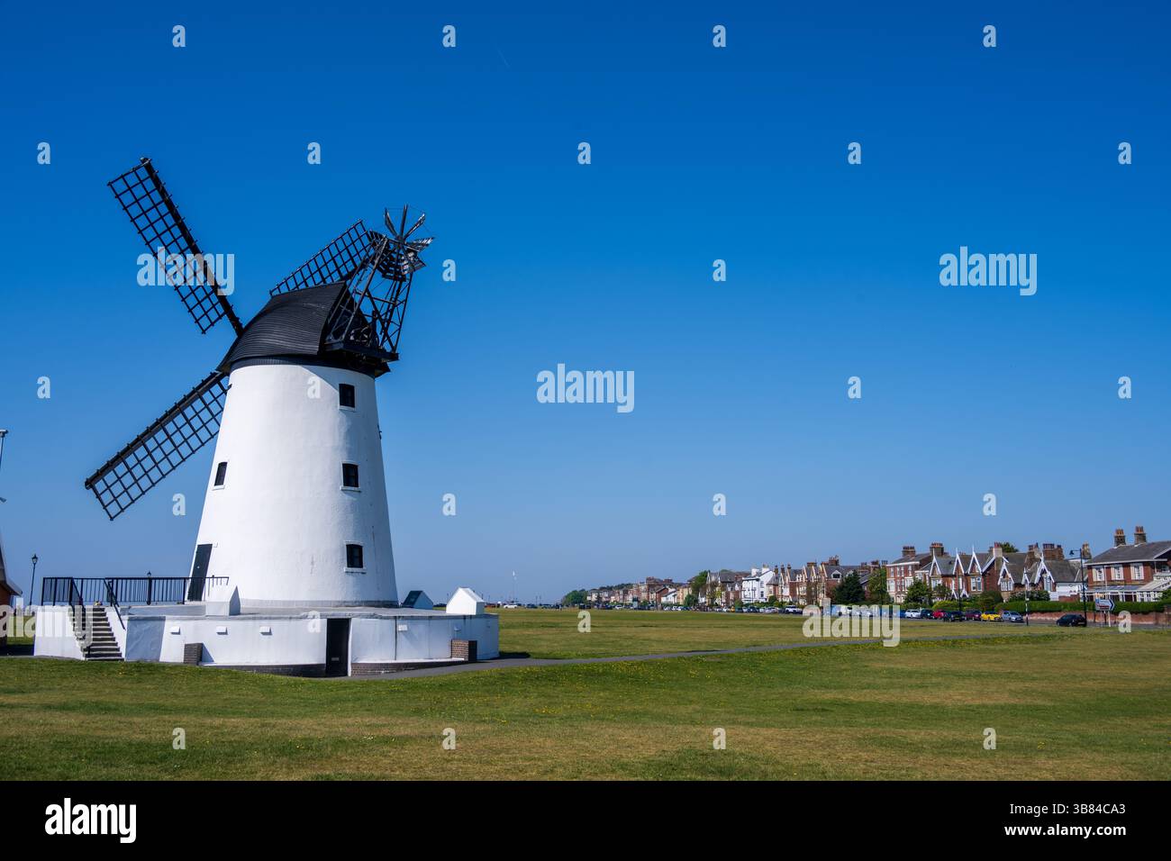 Lytham Windmill est situé sur Lytham Green à côté de l'ancien bâtiment RNLI Lifeboat dans la ville côtière de Lytham St Annes, Lancashire, Angleterre. Banque D'Images
