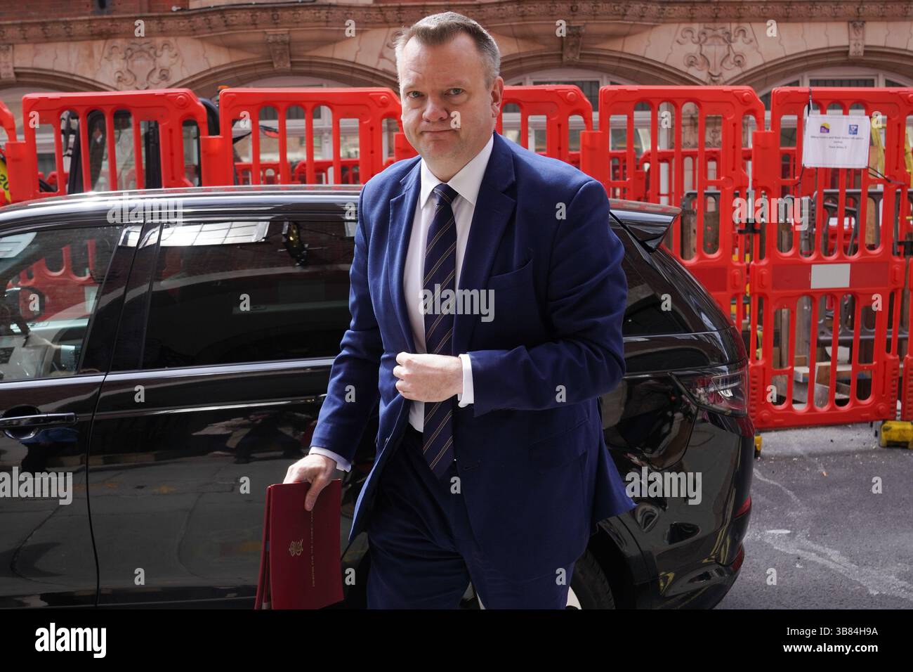 Le ministre du Cabinet Office Nick Thomas-Symonds arrive à l'enquête sur le sang infecté à Church House, à Westminster, à Londres, qui entend des témoignages sur l'opportunité et l'adéquation de la réponse du gouvernement à l'indemnisation. Date de la photo : mercredi 7 mai 2025. Banque D'Images