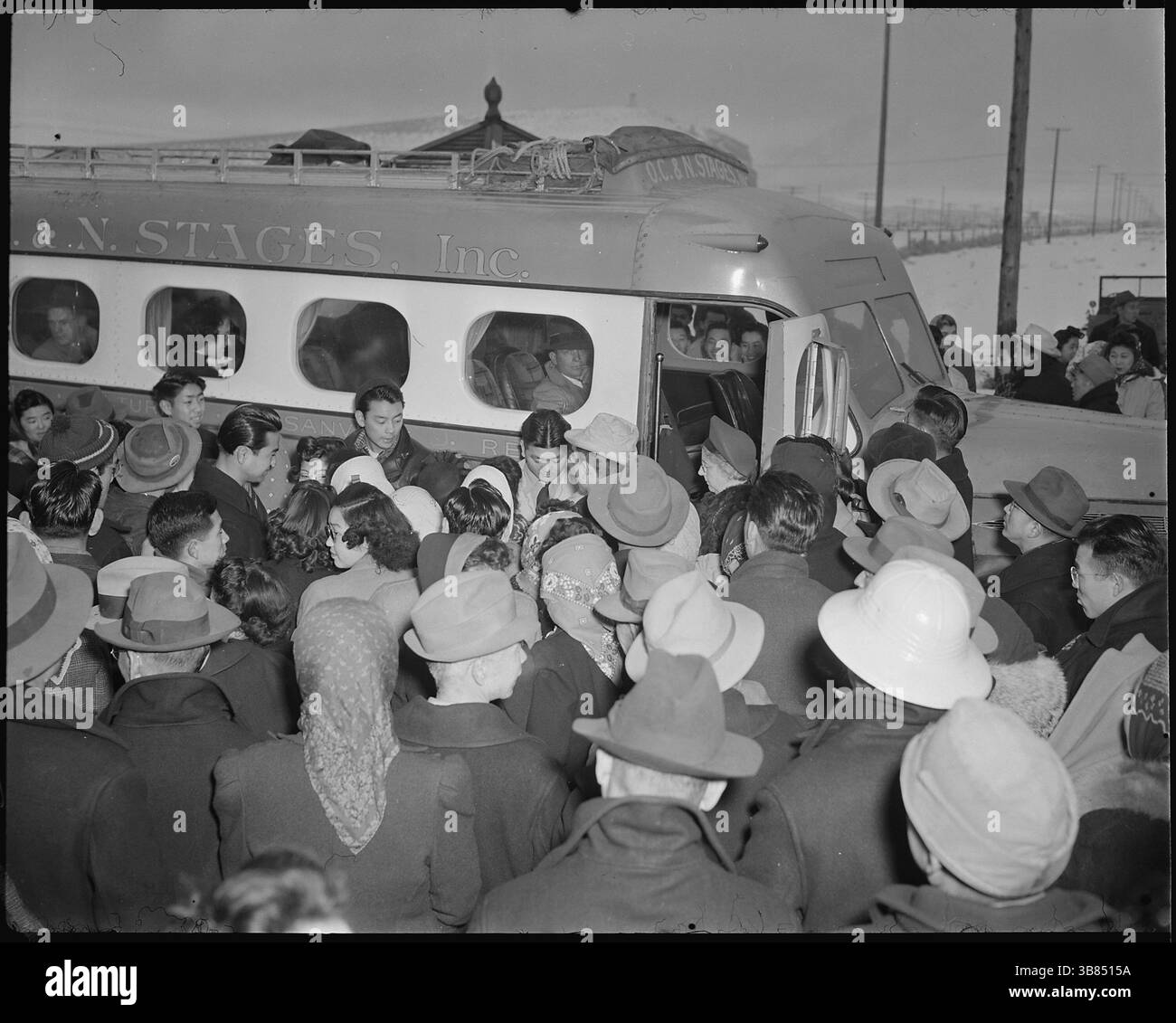 Tule Lake Relocation Center, Newell, Californie. Un grand groupe d'amis souhaite bon voyage à un groupe de onze évacués, qui quittent le centre. De ce groupe, sept étaient des étudiants et des travailleurs qui partaient en congé indéterminé, et les quatre autres étaient des transferts au Central Utah Project. Janvier 1943. Photographie d'archive d'un camp de concentration américain par le gouvernement des États-Unis pour incarcérer des Américains d'origine japonaise, dans les années 1940 Source : Département de l'intérieur. Autorité de réinstallation de guerre, photographie Francis Stewart . Banque D'Images