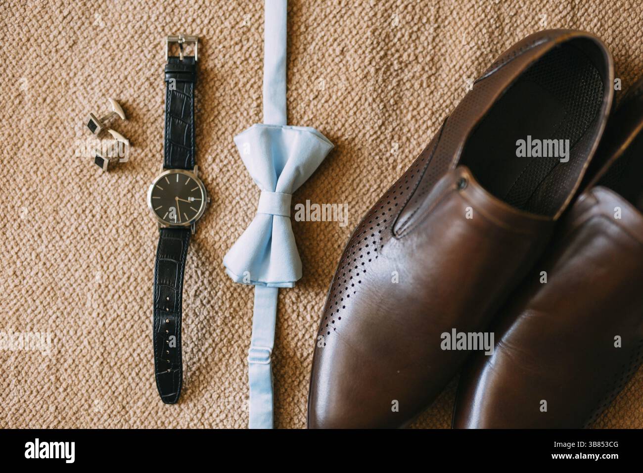 Accessoires de mariage du marié - un noeud papillon et des chaussures marron Banque D'Images