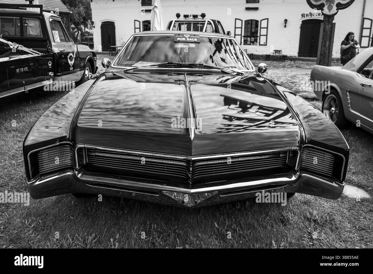DIEDERSDORF, Allemagne - 30 AOÛT 2020 : la voiture de luxe personnelle Buick Riviera, 1966. noir et blanc. L'exposition des US car Classics Banque D'Images