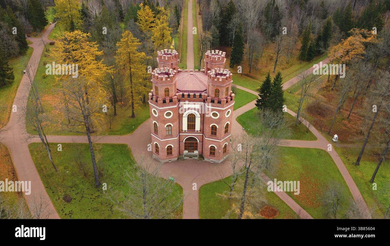 Un matin pluvieux d'octobre et une promenade dans le parc Alexander à Tsarskoe Selo, Arsenal Pavilion Banque D'Images