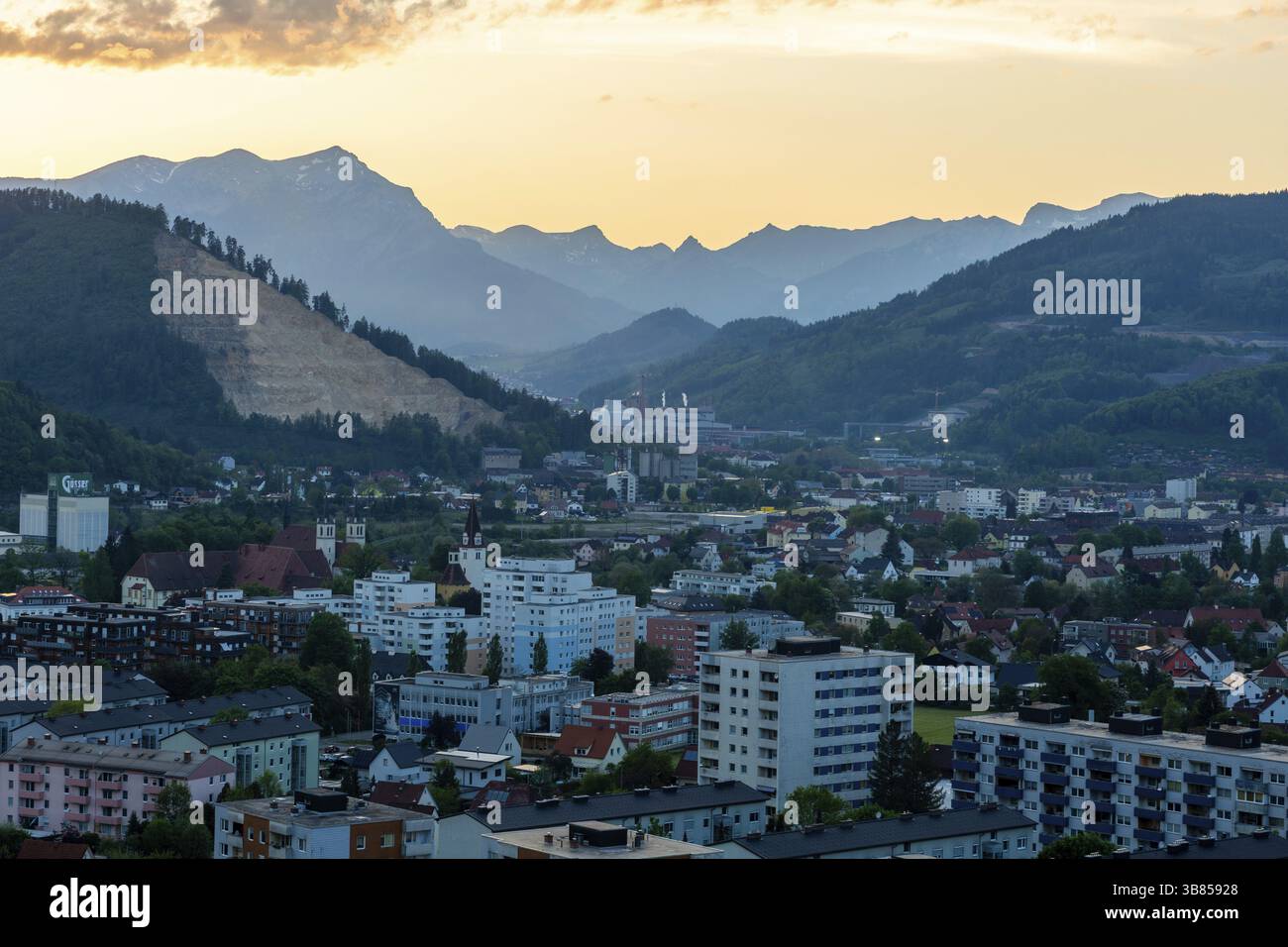 Ambiance du soir, coucher de soleil après coucher de soleil sur le massif du Reiting, vue sur Goess, quartier de Leoben, en arrière-plan Donawitz avec l'acier alpin Voest Banque D'Images