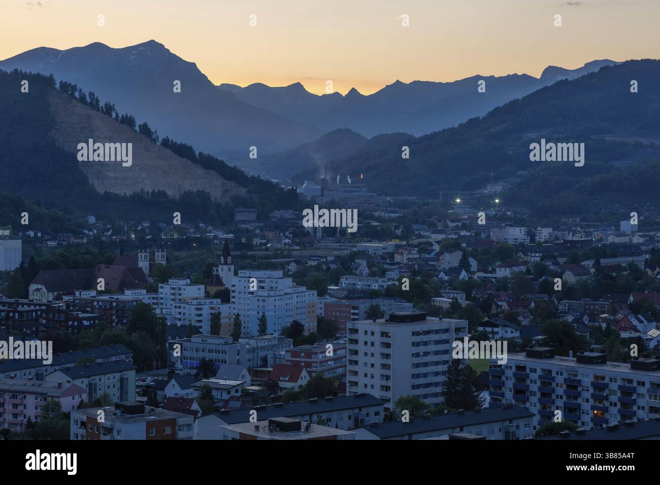 Ambiance du soir, coucher de soleil après coucher de soleil sur le massif du Reiting, vue sur Goess, quartier de Leoben, en arrière-plan Donawitz avec l'acier alpin Voest Banque D'Images