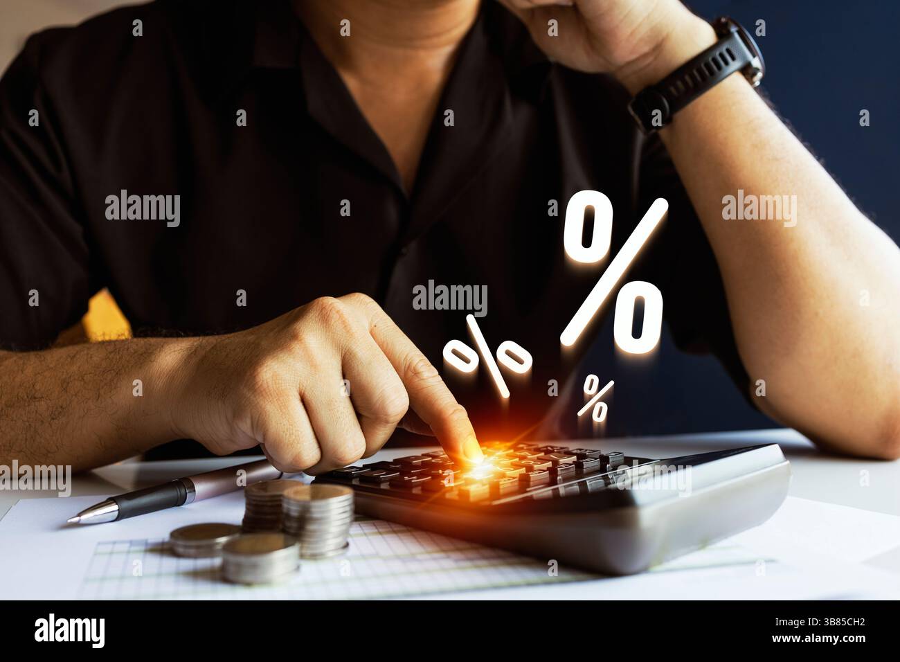 Gros plan de la personne appuyant sur la touche calculatrice avec effet lumineux, entouré de pièces de monnaie et de symboles de pourcentage flottant représentant l'impôt et la finance. Banque D'Images