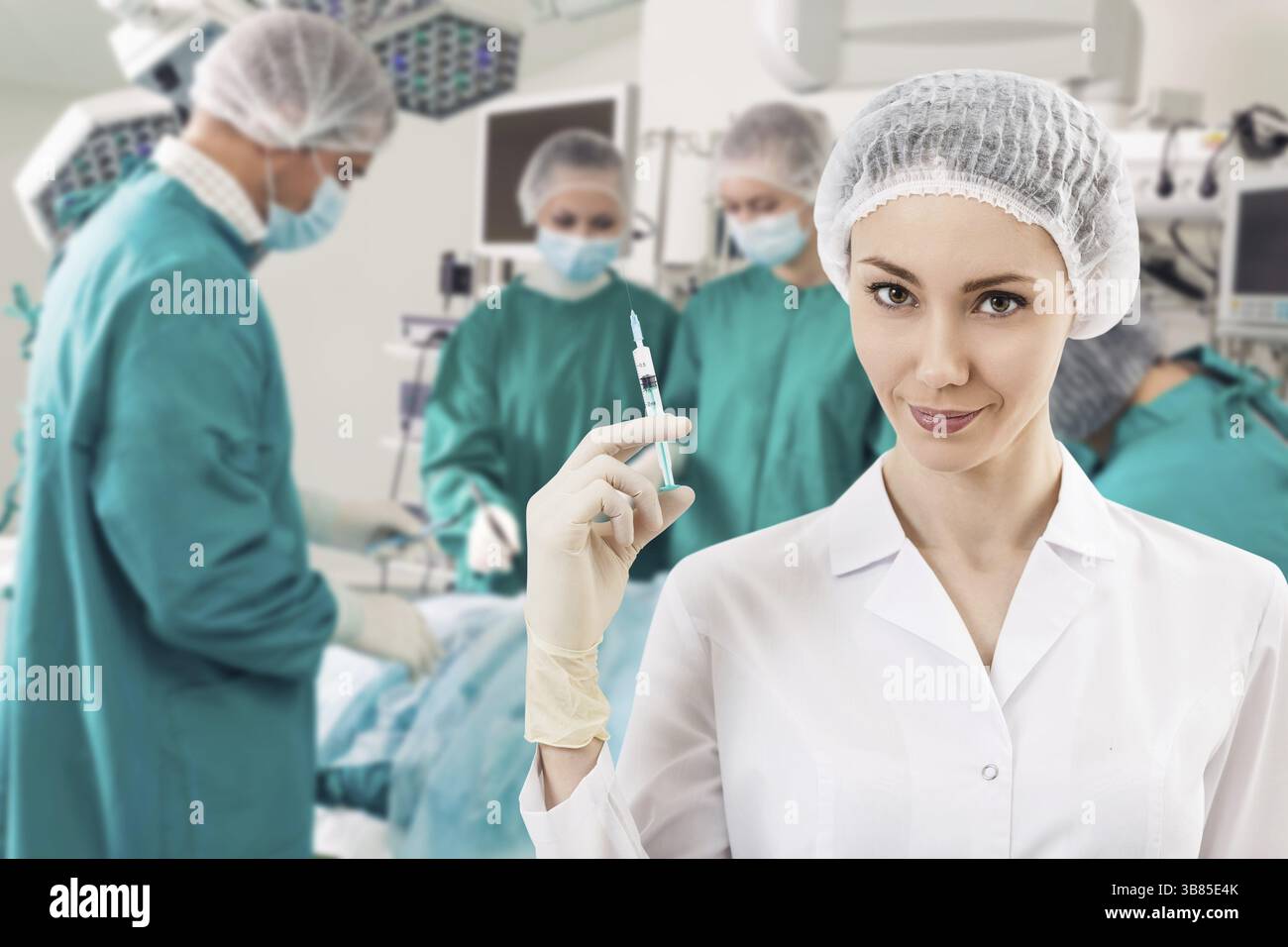 Jeune femme anesthésiste avec seringue sur l'arrière-plan teem chirurgie Banque D'Images