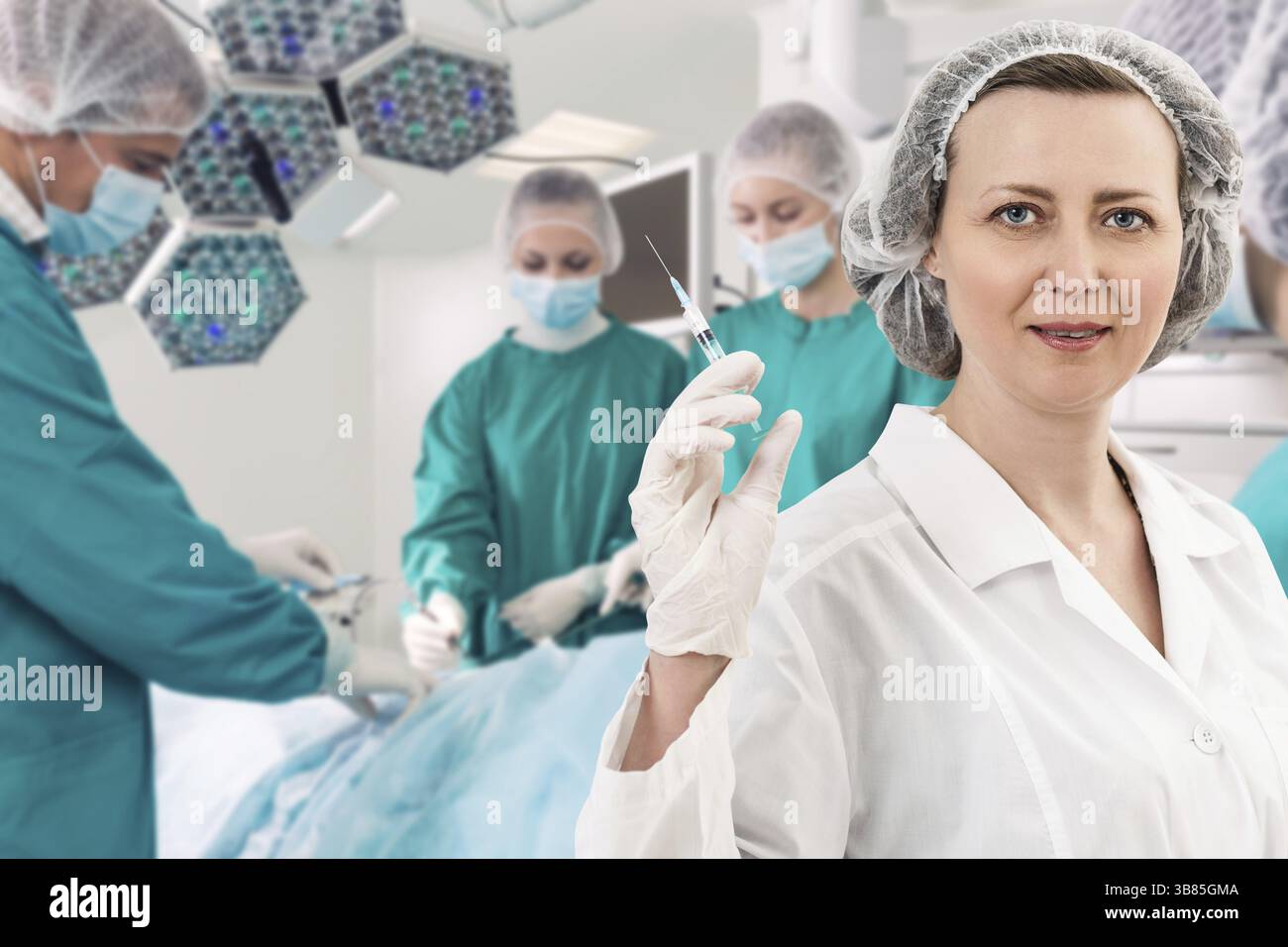 Anesthésiste femelles adultes avec la seringue sur l'arrière-plan teem chirurgie Banque D'Images