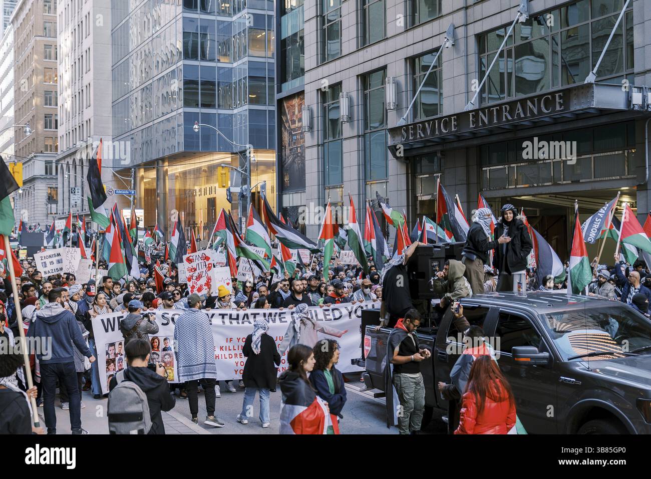 Toronto, Canada - 28 octobre 2023 : guerre Israël-Hamas : des milliers de personnes participent à une manifestation pro-palestinienne appelant à un cessez-le-feu. Banque D'Images