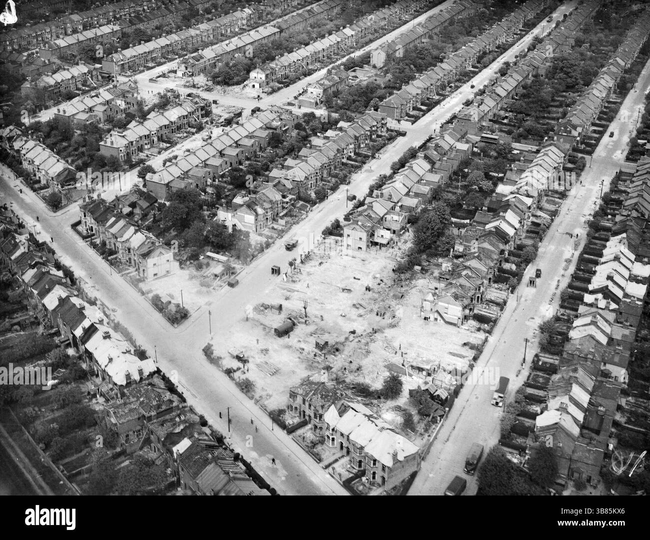 Vue aérienne du sud montrant les dommages résultant d'une fusée V2 allemande qui a explosé à la jonction de Wanstead Park Road et Endsleigh Gardens à Cranbrook, Ilford, Essex, Angleterre le 8 mars 1945. À la suite de cet incident, neuf personnes ont été tuées. Les V-1 et V-2 étaient des armes redoutables, mais n'avaient aucun effet sur l'issue de la guerre. Le V-1 était une bombe volante qui est tombée lorsque son carburéacteur s'est épuisé. Le V2 était un missile balistique. Les deux ont été largement utilisés sur les villes d'Europe occidentale. Banque D'Images