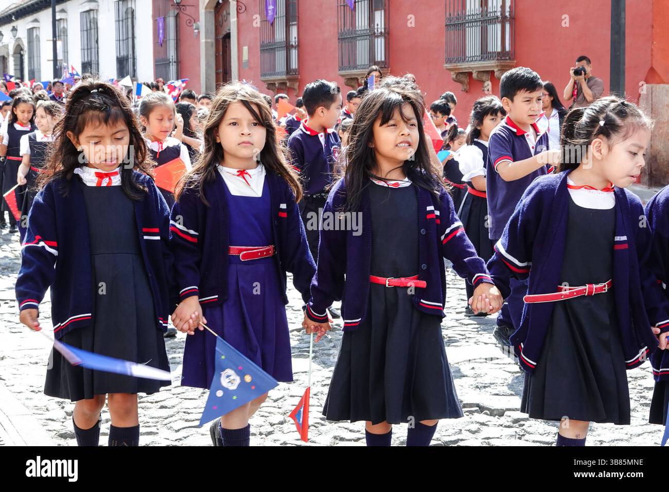 20 mars 2024, Antigua, Guatemala : les écoliers escortent la Reine du Festival du Père Noël Semana, alors qu'ils défilent à travers le centre historique en préparation de la semaine de la houle, le 20 mars 2024 à Antigua, Guatemala. Les processions opulentes, les algèbres détaillées et les traditions séculaires attirent plus d'un million de personnes dans l'ancienne capitale. (Crédit image : © Richard Ellis/ZUMA Press Wire) Banque D'Images