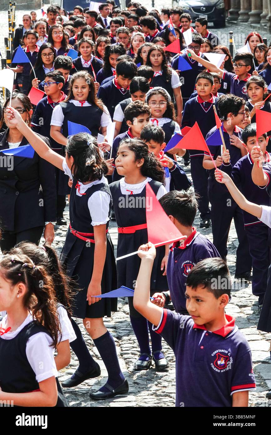 20 mars 2024, Antigua, Guatemala : les écoliers escortent la Reine du Festival du Père Noël Semana, alors qu'ils défilent à travers le centre historique en préparation de la semaine de la houle, le 20 mars 2024 à Antigua, Guatemala. Les processions opulentes, les algèbres détaillées et les traditions séculaires attirent plus d'un million de personnes dans l'ancienne capitale. (Crédit image : © Richard Ellis/ZUMA Press Wire) Banque D'Images